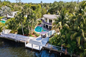 Waterfront Retreat- 7BR Villa with Pool & Jacuzzi